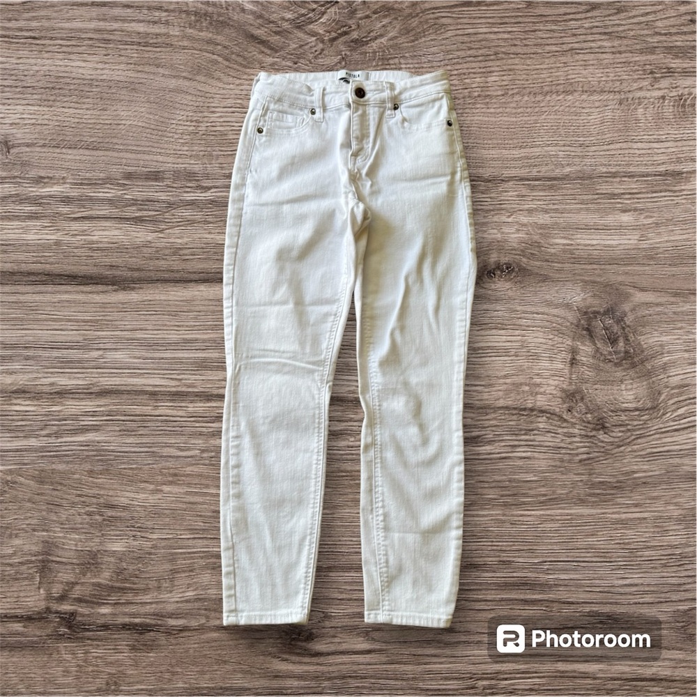 Pistola‎ Cassie High Rise Skinny Ankle White Denim Jeans. Size 26. Inseam 25”.